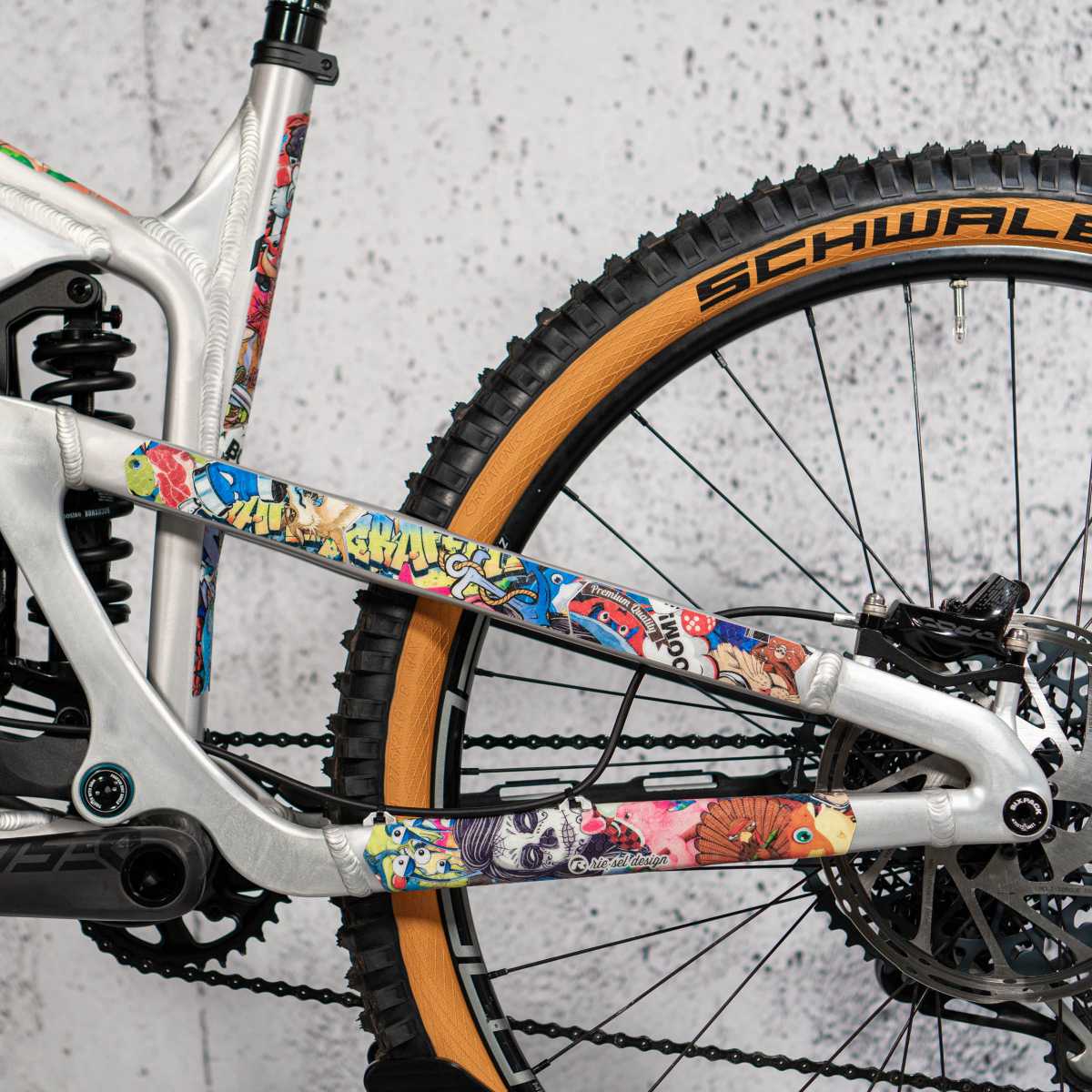 chain-tape-3000-stickerbomb-13622-t3-c001.jpg