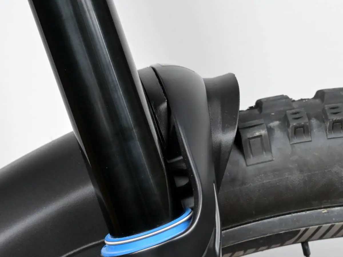 rxf36m2_mini_mudguard_arch_fitting.JPG